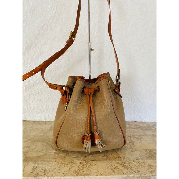 COPY - Rare Vtg Dooney and Bourke taupe AWL leather pebble bucket, duffle shoul… - Picture 1 of 9